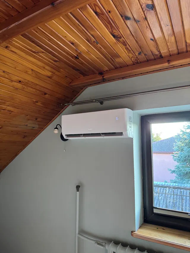Jednostka wewnętrzna pod skosem poddasza z drewnianą boazerią – Olkusz