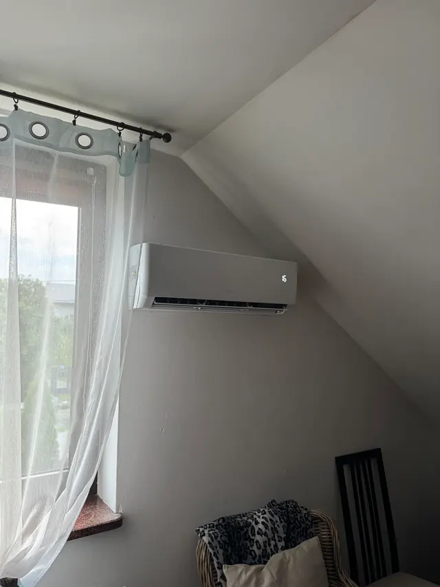 Jednostka wewnętrzna w pokoju na poddaszu – Wielka Wieś