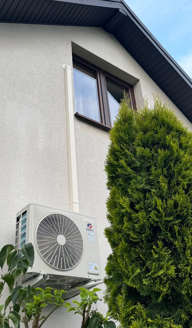 Jednostka zewnętrzna Gree na elewacji domu – Wielka Wieś