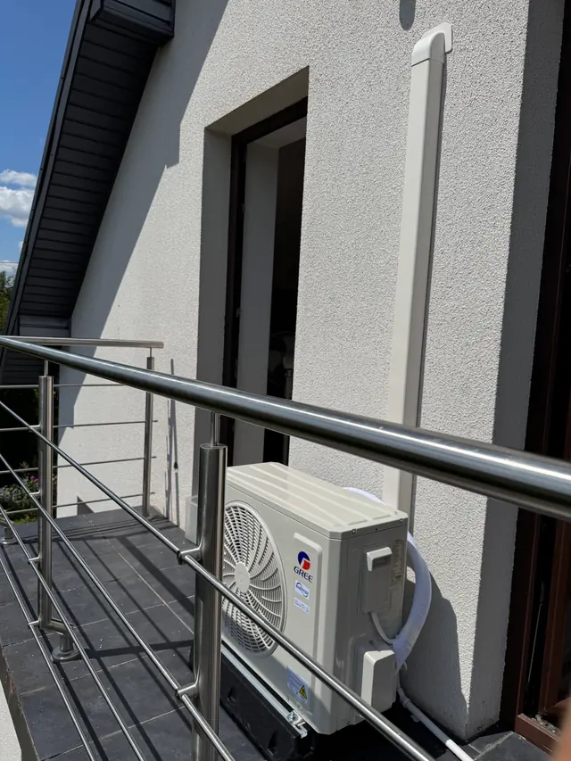 Jednostka zewnętrzna Gree przy balustradzie tarasu – Wielka Wieś